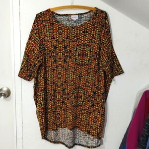 LulaRoe Short Sleeve Scoop Neck with a High Low Hem Size L